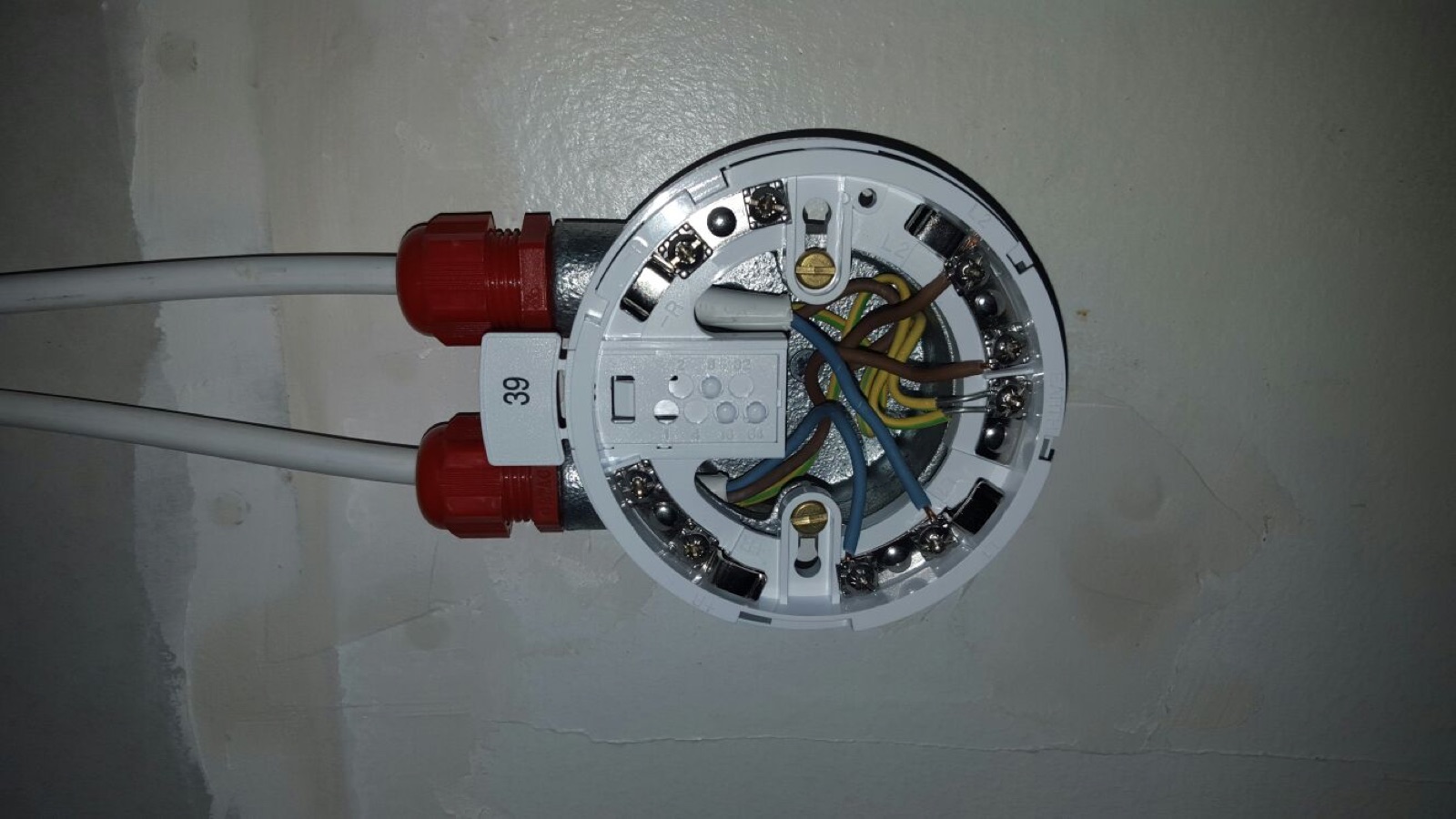 Fire alarm detector base wiring with FP200 cable