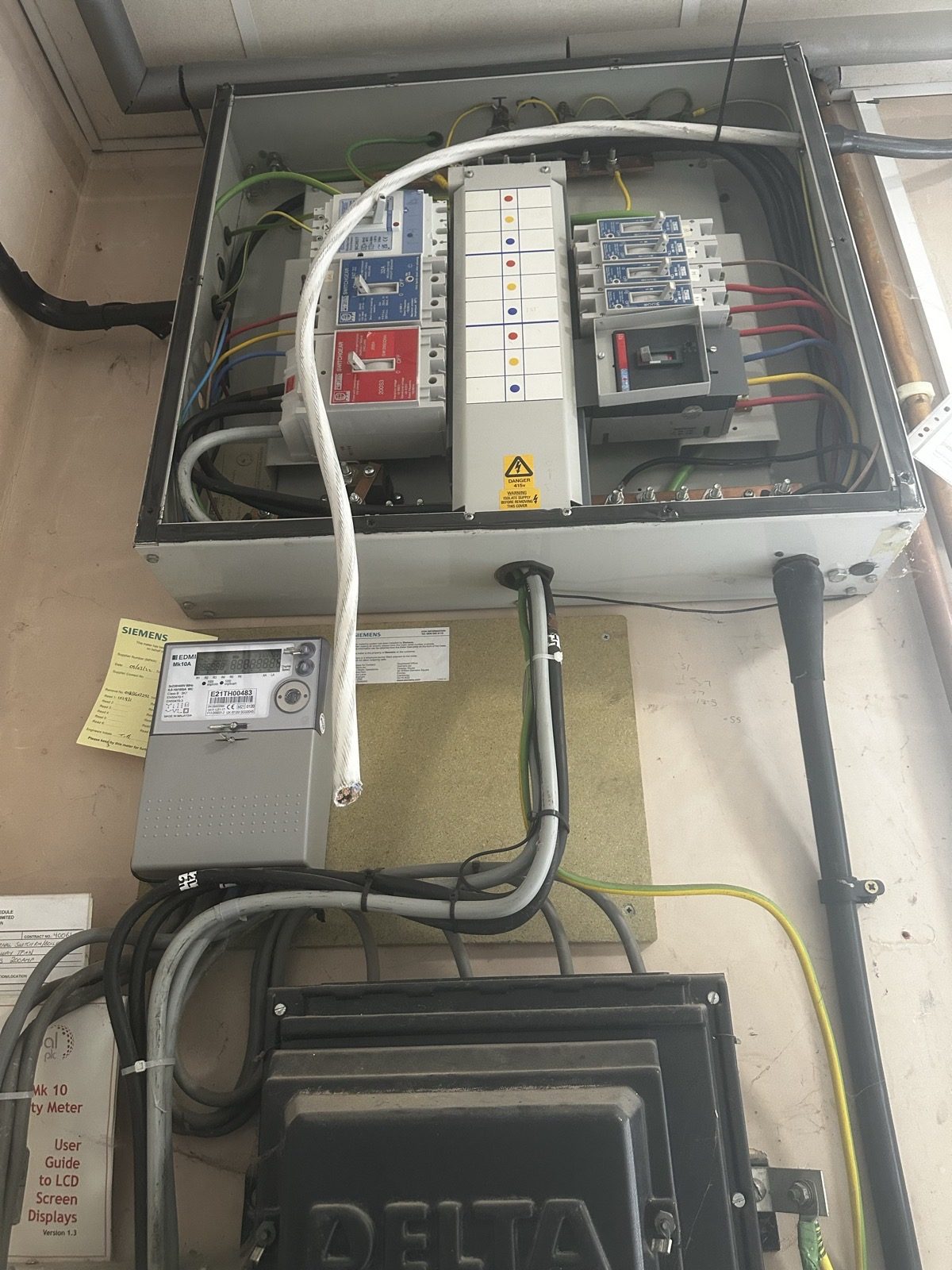 Three-phase commercial distribution board with breakers and Siemens monitoring