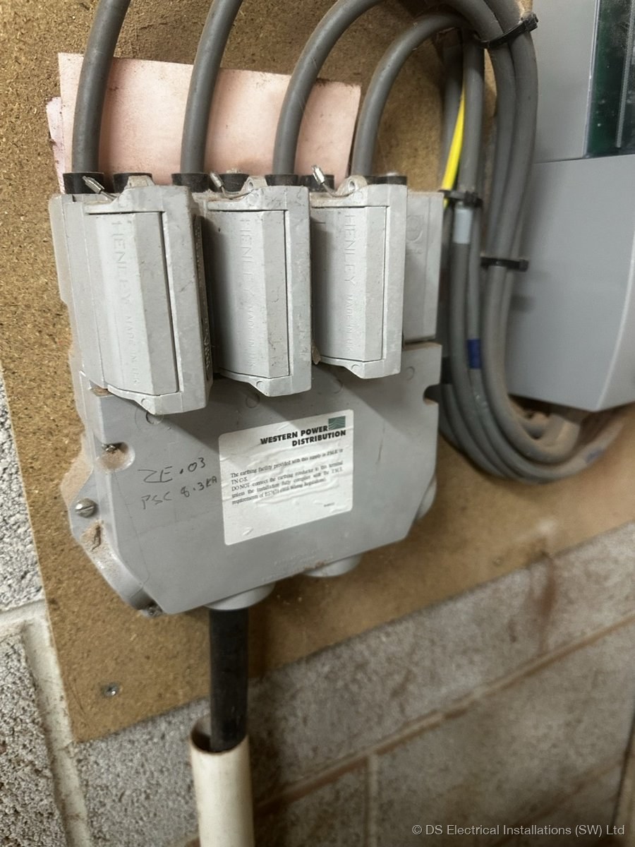 Henley block service head connections for three-phase supply