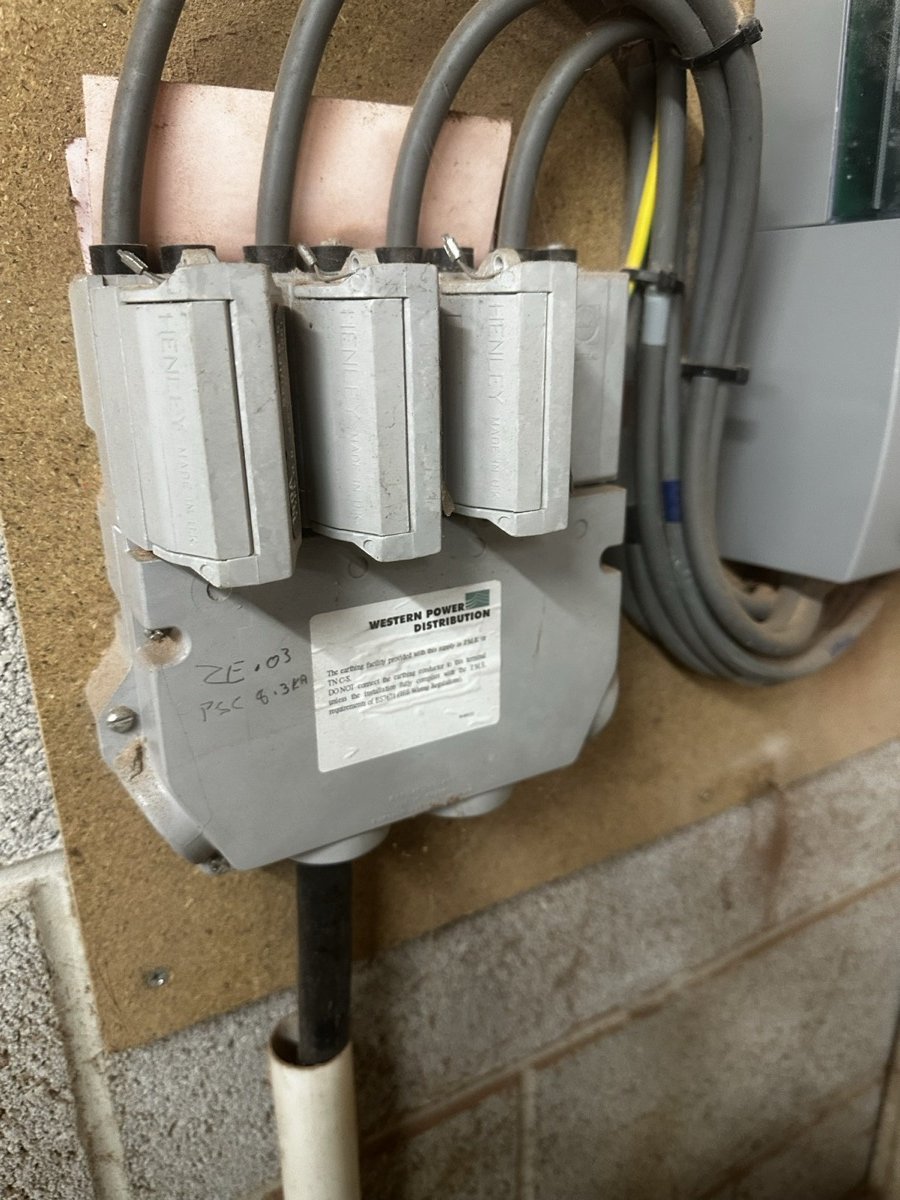 Tidy cable connections at a consumer unit installation
