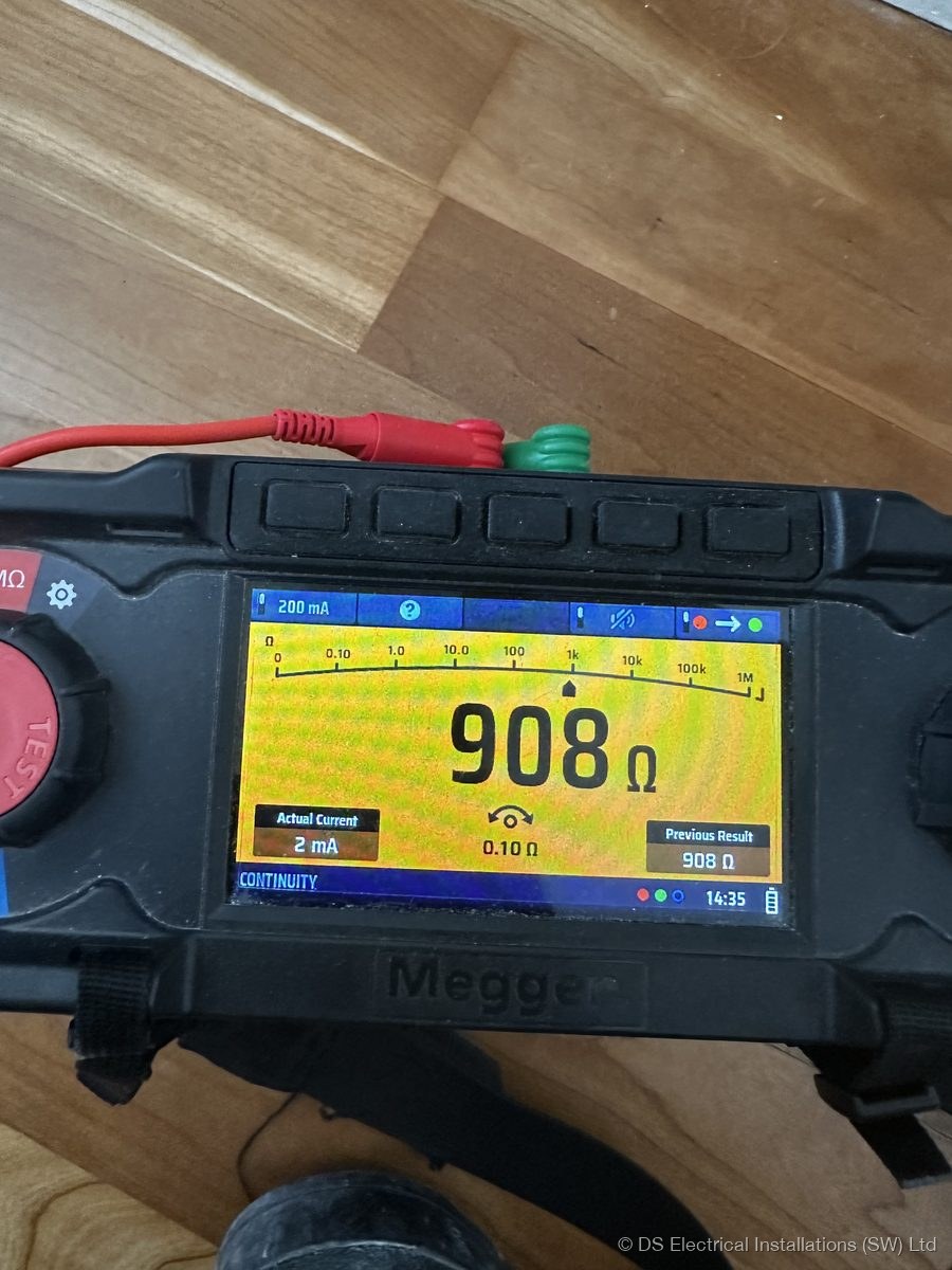 Megger insulation resistance test reading 908 megohms during a DS Electrical EICR