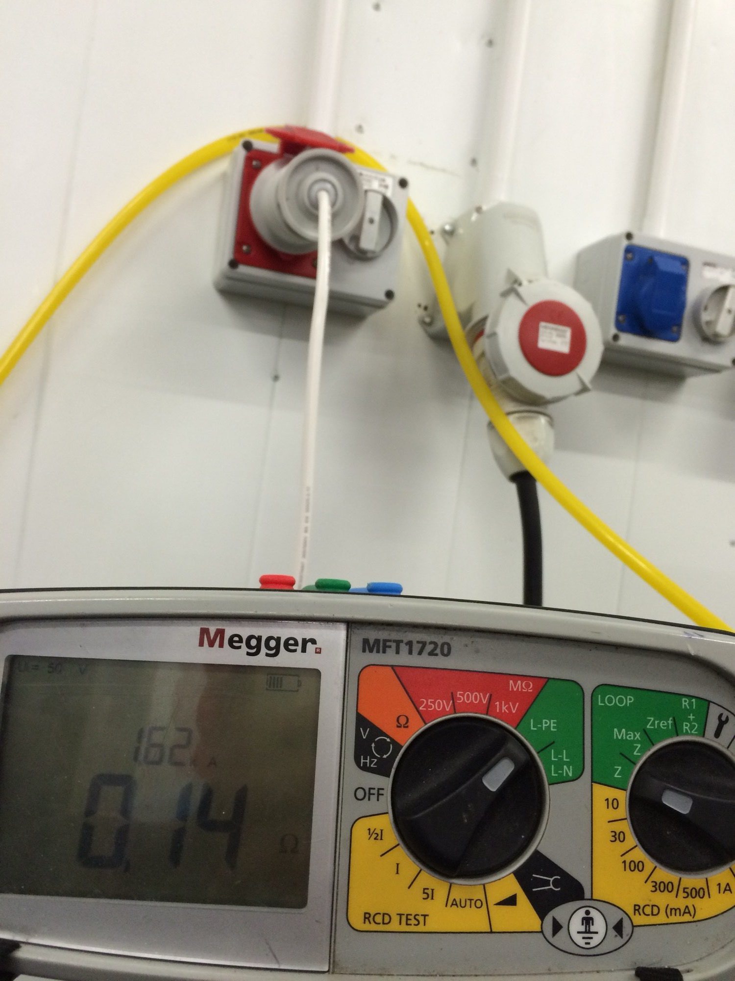Megger MFT1720 testing industrial 32A socket - 0.14 ohm loop impedance