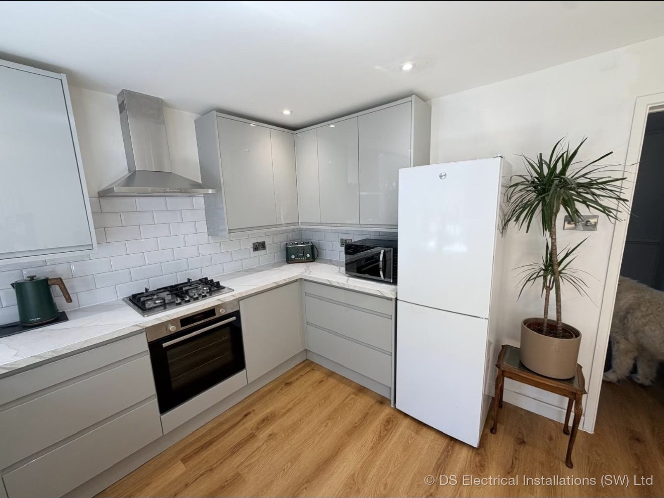 Gas hob, integrated oven and extractor circuits in a Shepton Mallet kitchen wired by DS Electrical