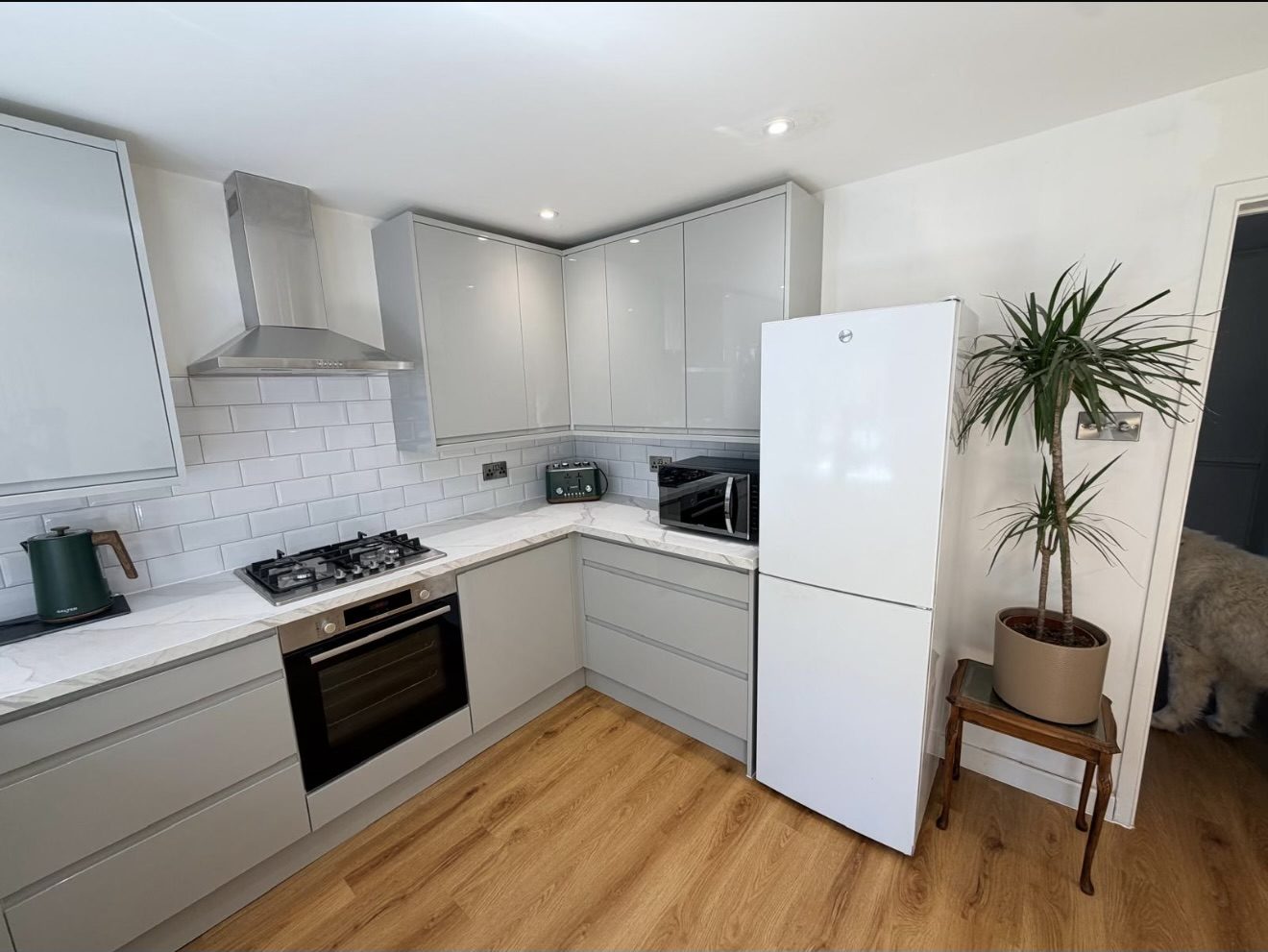 Gas hob, integrated oven and extractor circuits in a Shepton Mallet kitchen wired by DS Electrical